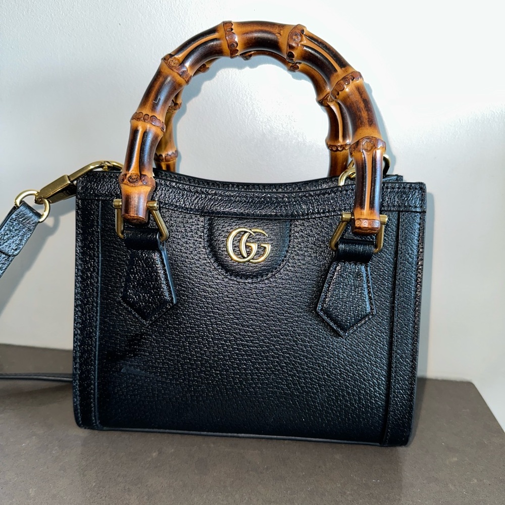 Gucci Diana (Size Small) black with grey straps